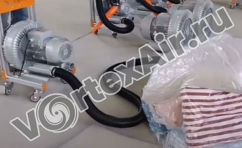 Упаковка подушек и одеял воздуходувками. Откачивание воздуха из пакетов